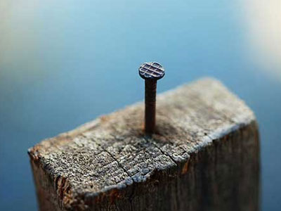 Το καρφί της Άντζελας